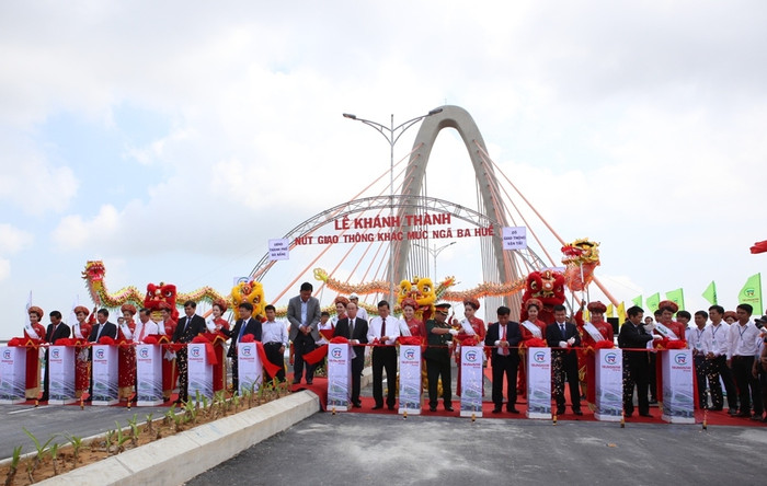 Lãnh đạo Trung ương và TP Đà Nẵng cắt băng khánh thành công trình Nút giao thông ngã ba Huế trong sáng 29/3. Lãnh đạo Trung ương và TP Đà Nẵng cắt băng khánh thành công trình Nút giao thông ngã ba Huế trong sáng 29/3.