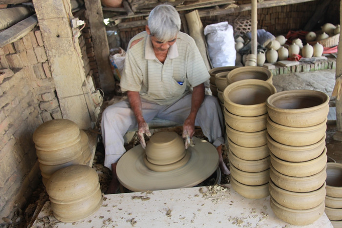 Nghề gốm của làng có nguồn gốc xuất xứ từ Thanh Hóa, sau khi đã tiếp thu được một số vốn luyến kỹ thuật thì làng đã hình thành một làng gốm như ngày nay. Sảm phẩm gốm Thanh Hà được làm từ nguồn nguyên liệu chính là đất sét bởi những bàn tay điêu luyện của nghệ nhân và kỹ thuật truyền thống của làng nghề. Nghề gốm của làng có nguồn gốc xuất xứ từ Thanh Hóa, sau khi đã tiếp thu được một số vốn luyến kỹ thuật thì làng đã hình thành một làng gốm như ngày nay. Sảm phẩm gốm Thanh Hà được làm từ nguồn nguyên liệu chính là đất sét bởi những bàn tay điêu luyện của nghệ nhân và kỹ thuật truyền thống của làng nghề.