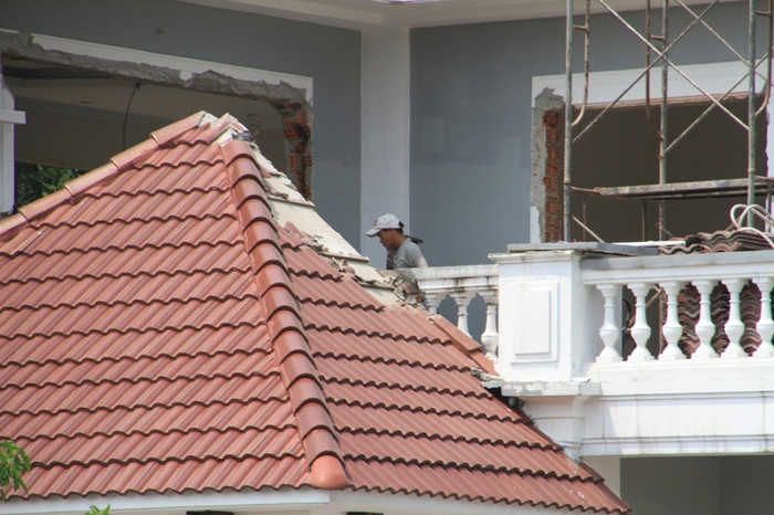 Theo quan sát của PV Báo Giáo dục Việt Nam thì có khoảng 10-15 người được gia đình ông Thạch thuê tháo dỡ ngôi biệt thự xây không phép này. Tiếng máy nổ, búa đập, máy khoan...phục vụ công tác tháo dỡ vang ầm cả một góc trời. Theo quan sát của PV Báo Giáo dục Việt Nam thì có khoảng 10-15 người được gia đình ông Thạch thuê tháo dỡ ngôi biệt thự xây không phép này. Tiếng máy nổ, búa đập, máy khoan...phục vụ công tác tháo dỡ vang ầm cả một góc trời.