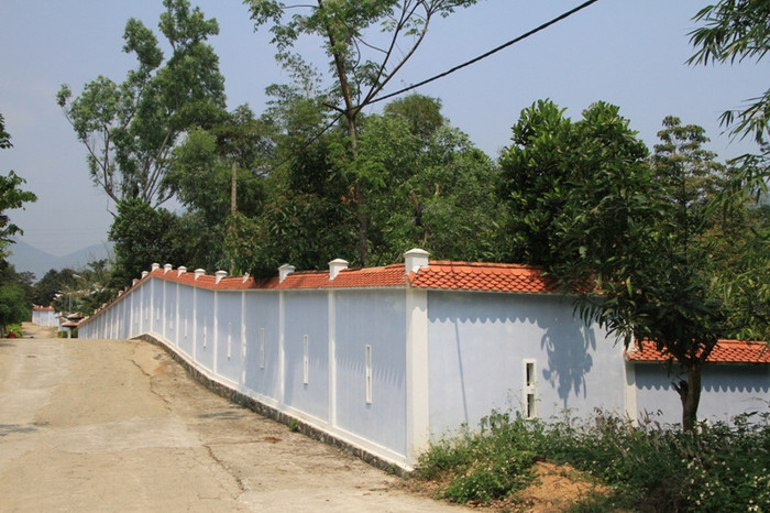 Trong lúc hộ ông Phan Như Thạch đã chấp hành tháo dỡ biệt thự xây trái phép gần như xong, thì quần thể biệt thự của ông Ngô Văn Quang vẫn y nguyên, như "Vạn Lý Trường Thành". Ảnh Thùy Linh Trong lúc hộ ông Phan Như Thạch đã chấp hành tháo dỡ biệt thự xây trái phép gần như xong, thì quần thể biệt thự của ông Ngô Văn Quang vẫn y nguyên, như "Vạn Lý Trường Thành". Ảnh Thùy Linh