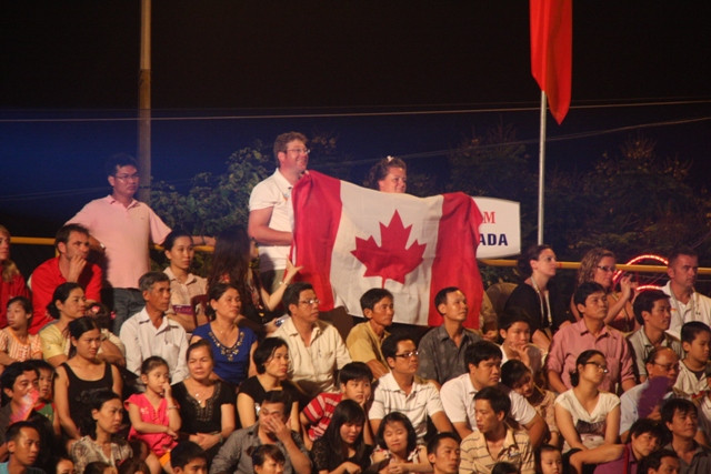 Người dân, du khách và cổ động viên các đội tham gia Cuộc thi trình diễn pháo hoa quốc tế các mùa thi trước, hăng say cổ vũ cho những màn pháo hoa đẹp mắt. Ảnh Thùy Linh Người dân, du khách và cổ động viên các đội tham gia Cuộc thi trình diễn pháo hoa quốc tế các mùa thi trước, hăng say cổ vũ cho những màn pháo hoa đẹp mắt. Ảnh Thùy Linh