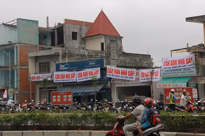 Nhiều người bất ngờ trước những tấm biển "cần bán nhà gấp" được treo lên trước ngày cầu vượt được khánh thành. Ảnh Thùy Linh Nhiều người bất ngờ trước những tấm biển "cần bán nhà gấp" được treo lên trước ngày cầu vượt được khánh thành. Ảnh Thùy Linh