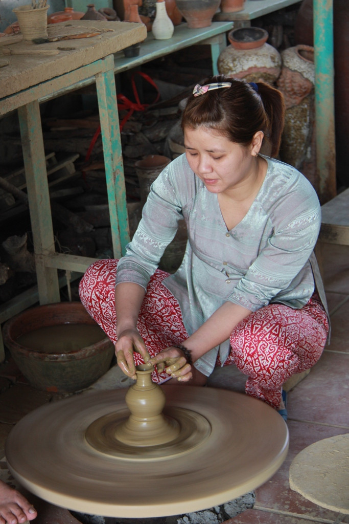 Nhiều nhà dân ở làng gốm Thanh Hà hiện vừa sản xuất đồ gốm, vừa phục vụ du lịch... Nhiều nhà dân ở làng gốm Thanh Hà hiện vừa sản xuất đồ gốm, vừa phục vụ du lịch...