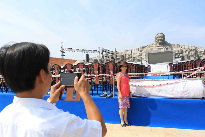 Ngay từ sáng sớm, có nhiều du khách và người dân tới Tượng đài để chiêm ngưỡng, chụp ảnh làm lưu niệm. Qui hoạch chi tiết không gian kiến trúc và cảnh quan cho Tượng đài Mẹ VNAH nhằm làm tôn tạo hơn các giá trị tư tưởng, giá trị nghệ thuật cho tác phẩm điêu khắc "Mẹ Việt Nam Anh hùng" đã được lựa chọn. Không gian đó không chỉ là nơi ta đến để tôn vinh và tưởng nhớ người Mẹ anh hùng, mà còn là nơi trải nghiệm và cảm nhận các giá trị văn hoá truyền thống của dân tộc Việt Nam. Là nơi các con của mẹ, các thế hệ trẻ hôm nay và mai sau thăm quan, vui chơi hằng ngày và tổ chức sinh hoạt văn hoá tư tưởng cũng như các lễ hội. Ngay từ sáng sớm, có nhiều du khách và người dân tới Tượng đài để chiêm ngưỡng, chụp ảnh làm lưu niệm. Qui hoạch chi tiết không gian kiến trúc và cảnh quan cho Tượng đài Mẹ VNAH nhằm làm tôn tạo hơn các giá trị tư tưởng, giá trị nghệ thuật cho tác phẩm điêu khắc "Mẹ Việt Nam Anh hùng" đã được lựa chọn. Không gian đó không chỉ là nơi ta đến để tôn vinh và tưởng nhớ người Mẹ anh hùng, mà còn là nơi trải nghiệm và cảm nhận các giá trị văn hoá truyền thống của dân tộc Việt Nam. Là nơi các con của mẹ, các thế hệ trẻ hôm nay và mai sau thăm quan, vui chơi hằng ngày và tổ chức sinh hoạt văn hoá tư tưởng cũng như các lễ hội.