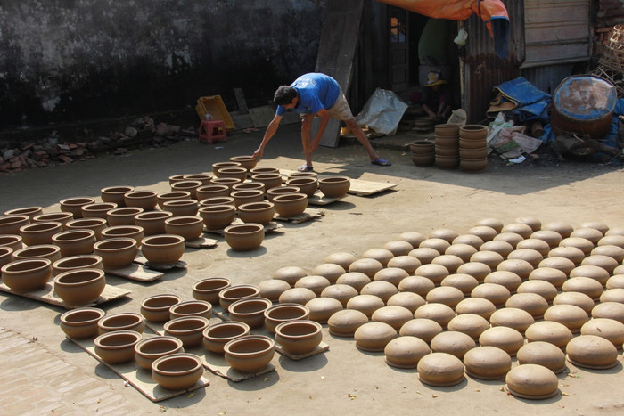 Làng gốm Thanh Hà (phường Thanh Hà, thành phố Hội An, Quảng Nam) nằm cách phố cổ Hội An khoảng 3km về phía Tây. Vào khoảng thế kỷ 16, 17, Thanh Hà là một ngôi làng rất thịnh đạt, nổi tiếng về các mặt hàng gốm, đất nung được trao đổi, bán buôn khắp các tỉnh miền Trung Việt Nam. Làng gốm Thanh Hà (phường Thanh Hà, thành phố Hội An, Quảng Nam) nằm cách phố cổ Hội An khoảng 3km về phía Tây. Vào khoảng thế kỷ 16, 17, Thanh Hà là một ngôi làng rất thịnh đạt, nổi tiếng về các mặt hàng gốm, đất nung được trao đổi, bán buôn khắp các tỉnh miền Trung Việt Nam.