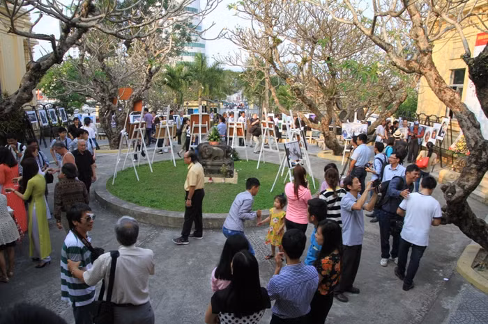 Triển lãm "Gặp gỡ tháng 3" thu hút đông đảo người dân và du khách tới xem...vào chiều ngày khai mạc 12/3...