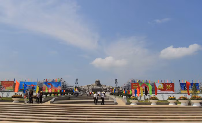 Vào tối nay 24/3, tượng đài Mẹ VNAH chính thức được khánh thành vào đúng ngày kỷ niệm 40 năm giải phóng tỉnh Quảng Nam (24/3/1975-24/3/2015). Tượng đài Mẹ VNAH là một công trình mang tầm vóc quốc gia, mang tính lịch sử, văn hoá, nghệ thuật và ý nghĩa chính trị rất quan trọng.