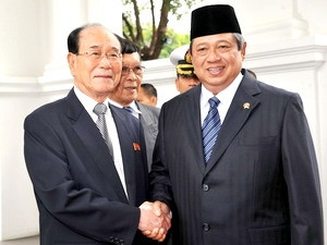Tổng thống Indonesia Susilo Bambang Yudhoyono (phải) đón Chủ tịch Quốc hội Triều Tiên Kim Yong - Nam (trái). Nguồn: Getty Images. Tổng thống Indonesia Susilo Bambang Yudhoyono (phải) đón Chủ tịch Quốc hội Triều Tiên Kim Yong - Nam (trái). Nguồn: Getty Images.