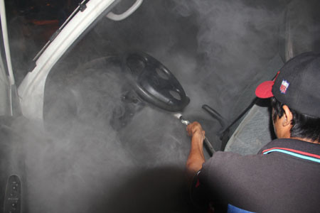 Ngọn lửa phát ra từ trong xe, sau đó được dập tắt. Ngọn lửa phát ra từ trong xe, sau đó được dập tắt.