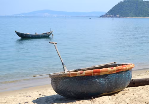 Đến Làng Vân bạn sẽ cảm nhận được tất cả vẻ hoang sơ của một làng chài xưa kia. Đến Làng Vân bạn sẽ cảm nhận được tất cả vẻ hoang sơ của một làng chài xưa kia.