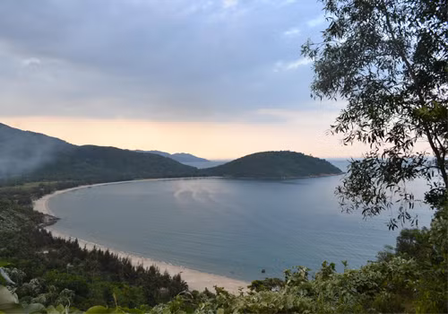 Những ngôi nhà của dân chài nằm tĩnh lặng dưới rừng dương liễu xanh mướt mà chỉ cần nhảy vài bước chân là bạn có thể hòa mình trong làn nước trong vắt, mát rượi. Những ngôi nhà của dân chài nằm tĩnh lặng dưới rừng dương liễu xanh mướt mà chỉ cần nhảy vài bước chân là bạn có thể hòa mình trong làn nước trong vắt, mát rượi.