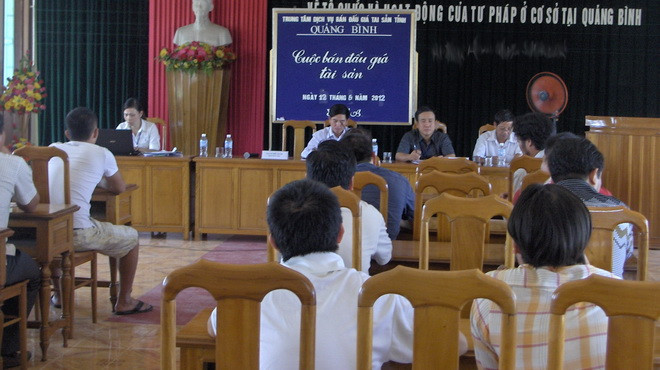 Phiên đấu giá lô gỗ sưa sáng 12/5. Ảnh: Lam Giang. Phiên đấu giá lô gỗ sưa sáng 12/5. Ảnh: Lam Giang.