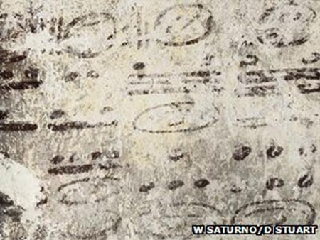 Chu kỳ mặt trăng được khắc trên tường ngôi nhà. Nguồn: Internet. Chu kỳ mặt trăng được khắc trên tường ngôi nhà. Nguồn: Internet.