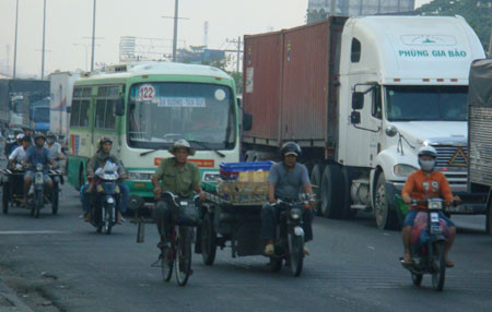 Thu phí lưu hành phương tiện cá nhân sẽ đổ thêm gánh nặng cho dân. Ảnh: Thiên Trường.
