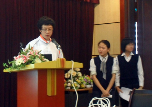 Ba học sinh Trần Bách Trung, Bùi Thị Quỳnh Trang và Vũ Anh Vinh thuyết trình về công trình nghiên cứu trước ngày lên đường đi thi quốc tế. Ảnh: Ams.