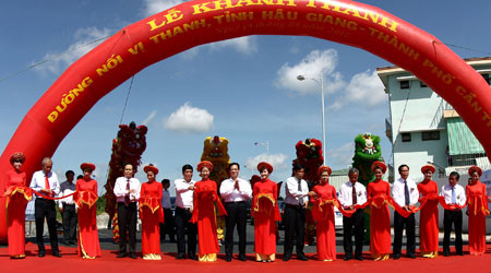 Thủ tướng Nguyễn Tấn Dũng cắt băng khánh thành.