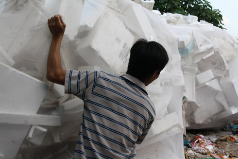 Cuộc sống quanh năm gắn bó với rác khiến hầu hết những người này chỉ biết chúi đầu vào làm ăn, vì "người ngợm lúc nào cũng bẩn thỉu nên không ai muốn tiếp xúc với bên ngoài".