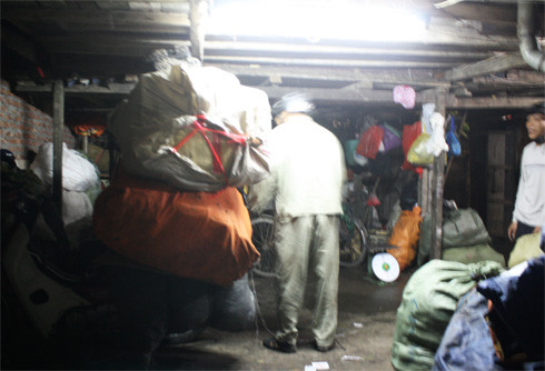 10h đêm, cuộc sống ở đây vẫn nhộn nhịp. Một số người chở những xe hàng nặng, cồng kềnh về. Số đông chị em khác thì lọ mọ đạp đi khắp các ngõ ngách Hà Nội nhặt rác, sang ngày hôm sau mới trở về. Không ngạc nhiên, khi bữa sáng của họ thường bắt đầu lúc 9h, và bữa tối vào lúc 1-2h đêm.