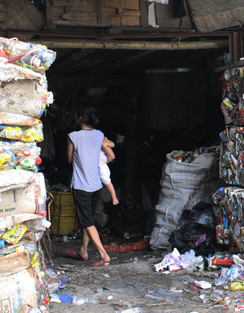 Nhiều người đưa cả con nhỏ đến đây sinh sống, bất chấp nguy cơ dịch bệnh từ đống rác khổng lồ. "Thành phố thường xuyên đến đây phun thuốc tiệt trùng. Chúng tôi cũng mua thuốc diệt muỗi liên tục nên không sợ bệnh tật gì", chị Hòa làm nghề bán giẻ lau cho biết.