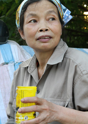 "Tôi sống ở đây đã hơn 20 năm nên quá quen thuộc với cảnh sống nhớp nháp này. Nhiều năm nay, tôi không bao giờ được về quê trước giao thừa vì vẫn còn xe đổ rác, vẫn phải đi nhặt", bà Tám nói.