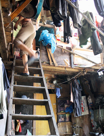 Trên căn gác xép này có gần chục phòng với khoảng 20 cư dân. Sinh hoạt của họ tối giản hết mức có thể, vắng mặt hoàn toàn đài đóm, tivi.