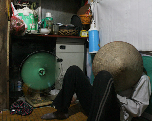 Trong căn phòng rộng chừng 5m2 chỉ có vài cái nồi và một chiếc quạt cũ kĩ. "Mùa hè ở đây rất ngột ngạt, nắng nóng. May nhờ có chiếc quạt người ta bỏ đi này mà hai bà cháu tôi sống qua được mùa hè", người phụ nữ này cho biết.