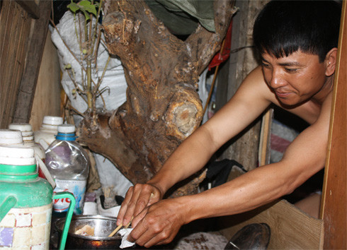 Ở xóm đồng nát bên cạnh, anh Thái (39 tuổi) làm nghề bán đồ điện cũ. Căn phòng của anh chỉ vừa đủ rải chiếu, còn bếp gas mini đặt... ngoài cửa. Dù vậy, anh tiết lộ vẫn phải hạn chế nấu gas tối đa, chỉ dùng củi để tiết kiệm.