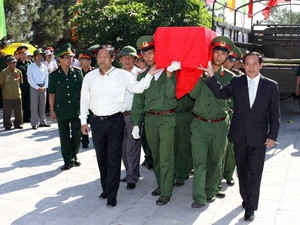 Lễ đón nhận và an táng các hài cốt liệt sỹ. Ảnh: Hồ Cầu/TTXVN.