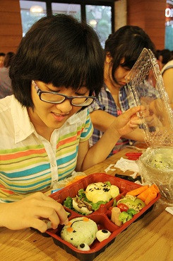 Ngày nay văn hóa Bento của Nhật đã trở nên phổ biến ở nhiều quốc gia và vùng lãnh thổ như Hàn Quốc, Đài Loan, Mỹ, trong đó có cả Việt Nam.