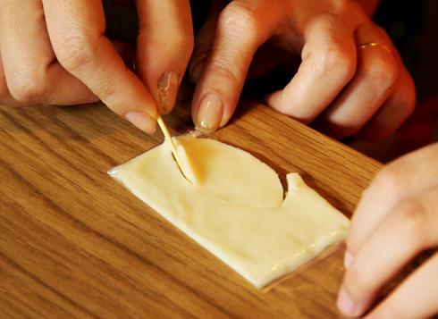 Các bà mẹ ở Nhật cũng thường ấn cơm hộp như thế cho con cái mang theo đến trường, và họ luôn cố gắng thiết kế một hộp cơm không những ngon mà phải đẹp mắt để con mình được hãnh diện với bạn bè. Riêng trong "ngày của mẹ" thì những đứa con sẽ làm bento tặng mẹ để bày tỏ lòng biết ơn.