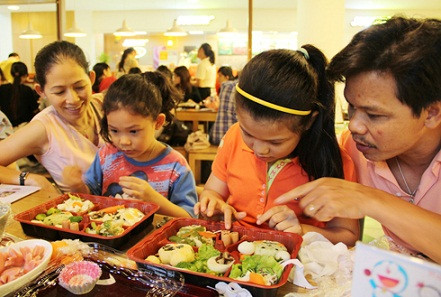 Gia đình chị Cẩm Linh cùng nhau học nấu ăn. Hai con gái của chị Linh cho biết, các em sẽ để dành món quà đặc biệt này tặng mẹ vào tối nay.