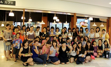 Khi món ăn đã chế biến xong được các bạn trẻ đóng hộp cẩn thận để mang về biếu mẹ trong ngày đặc biệt này.