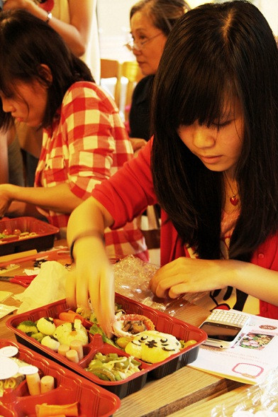 Ở xứ sở hoa anh đào, bento (弁当) là tên một món cơm hộp rất phổ biến. Hộp cơm Bento truyền thống thường bao gồm nhiều món được xếp gọn gàng trong một chiếc hộp hình chữ nhật có ngăn chia. Người dân Nhật thường mang theo bento để ăn khi có việc phải đi xa.