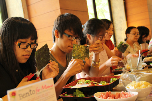 Đôi tay của các "đầu bếp nghiệp dư" vẫn thoăn thoắt không ngưng nghỉ.