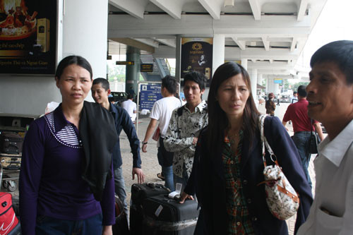 Nhóm lao động đầu tiên từ Nga đã về tới sân bay Nội Bài chiều 13/5. Ảnh: Đặng Tiến. Nhóm lao động đầu tiên từ Nga đã về tới sân bay Nội Bài chiều 13/5. Ảnh: Đặng Tiến.