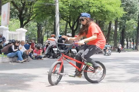 BMX đòi hỏi người chơi phải gan dạ, tự tin, chịu đau và thường xuyên tập luyện mới có thể biểu diễn những động tác khó như: Xoay vòng trên không 180 độ, chạy lùi, bốc đầu… Các động tác phải chính xác, nhạy cảm, tinh tế, nếu không sẽ rất dễ chấn thương.