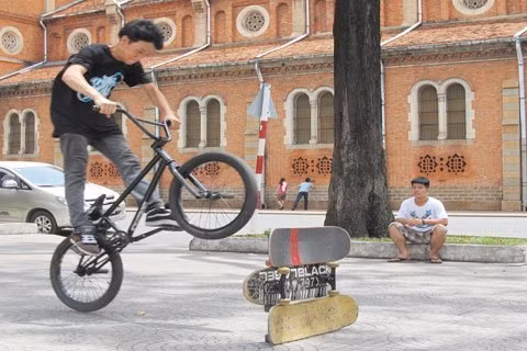 Công viên 23/9, bên hông nhà thờ Đức Bà (Quận 1)… là những điểm tập luyện quen thuộc của nhóm vào sáng chủ nhật và buổi chiều tối các ngày trong tuần. Nhóm thành lập đã gần 4 năm, hiện có gần 30 thành viên, tất cả đều trong độ tuổi teen.