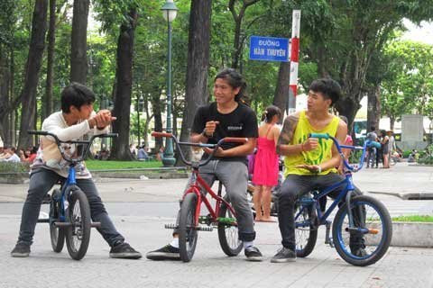 Ra đời từ những năm 1960 tại Mỹ và du nhập vào Việt Nam khoảng từ trước năm 2007, chơi BMX (xe đạp địa hình) là một trong những thể loại của môn thể thao mạo hiểm X-Game được nhiều bạn trẻ yêu thích. Đặc biệc là những teen nam thích cảm giác mạnh. Ra đời từ những năm 1960 tại Mỹ và du nhập vào Việt Nam khoảng từ trước năm 2007, chơi BMX (xe đạp địa hình) là một trong những thể loại của môn thể thao mạo hiểm X-Game được nhiều bạn trẻ yêu thích. Đặc biệc là những teen nam thích cảm giác mạnh.