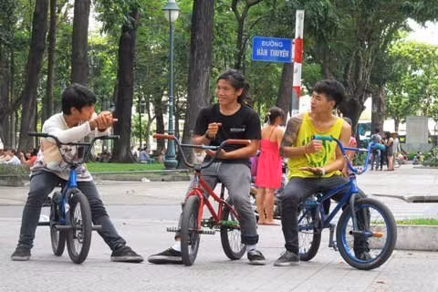 Ra đời từ những năm 1960 tại Mỹ và du nhập vào Việt Nam khoảng từ trước năm 2007, chơi BMX (xe đạp địa hình) là một trong những thể loại của môn thể thao mạo hiểm X-Game được nhiều bạn trẻ yêu thích. Đặc biệc là những teen nam thích cảm giác mạnh.