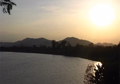 Nắng chiều dần tan nhường chỗ cho màn đêm.