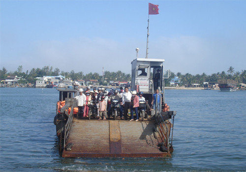 Bàn Than nổi tiếng bởi những khối đá đen xếp chồng lên nhau như tranh vẽ. Để đến được Bàn Than từ Đà Nẵng bạn thẳng tiến quốc lộ 1A đến huyện Núi Thành, Quảng Nam, tại cột mốc cây số 1020 bạn rẽ về phía biển chừng 10 km, một bến phà với cảnh đẹp hiếm có sẽ đưa bạn sang xã đảo Tam Hải. Ảnh: Người dân đi phà qua xã đảo Tam Hải - nơi có ghềnh đá Bàn Than. Bàn Than nổi tiếng bởi những khối đá đen xếp chồng lên nhau như tranh vẽ. Để đến được Bàn Than từ Đà Nẵng bạn thẳng tiến quốc lộ 1A đến huyện Núi Thành, Quảng Nam, tại cột mốc cây số 1020 bạn rẽ về phía biển chừng 10 km, một bến phà với cảnh đẹp hiếm có sẽ đưa bạn sang xã đảo Tam Hải. Ảnh: Người dân đi phà qua xã đảo Tam Hải - nơi có ghềnh đá Bàn Than.