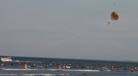 Biểu diễn dù bay trên biển tại chương trình "Đà Nẵng - Điểm hẹn mùa hè 2009". Ảnh: Văn Sơn-TTXVN