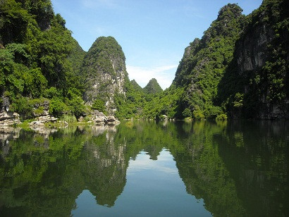 Đường đi vào hang Địa Linh – hang đầu tiên trong chuyến hành trình khám phá 11 hang động của Tràng An.