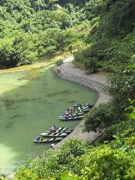 Bến thuyền đền Trần nhìn từ trên cao, gợi cho chúng tôi cảm giác trong trẻo, thanh bình vô cùng!