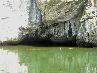 Cửa hang Tối gần như chạm sát mặt nước khiến du khách hồi hộp khám phá.