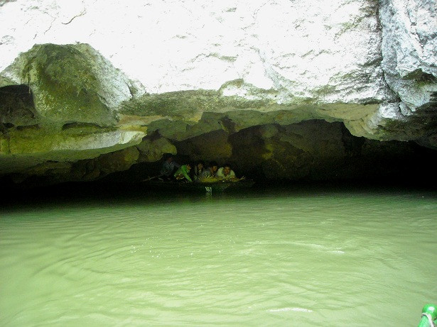 Dù ra đến gần cuối hang Tối, du khách vẫn phải cúi rạp người để tránh cộc đầu vào nhũ đá.