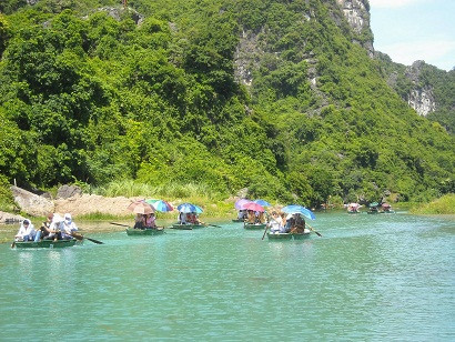 Thung nước màu xanh như ngọc.