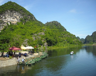 Thuyền rời bến dẫn du khách thăm thú non nước Tràng An.