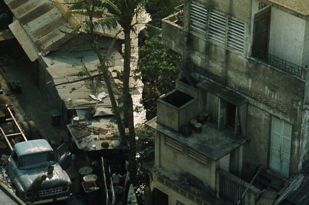 Những khung cảnh sang trọng và phồn hoa cũng không hiện diện.