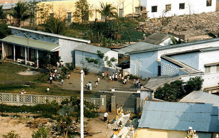 Giờ chơi tại một ngôi trường nhỏ nhìn từ trên cao.